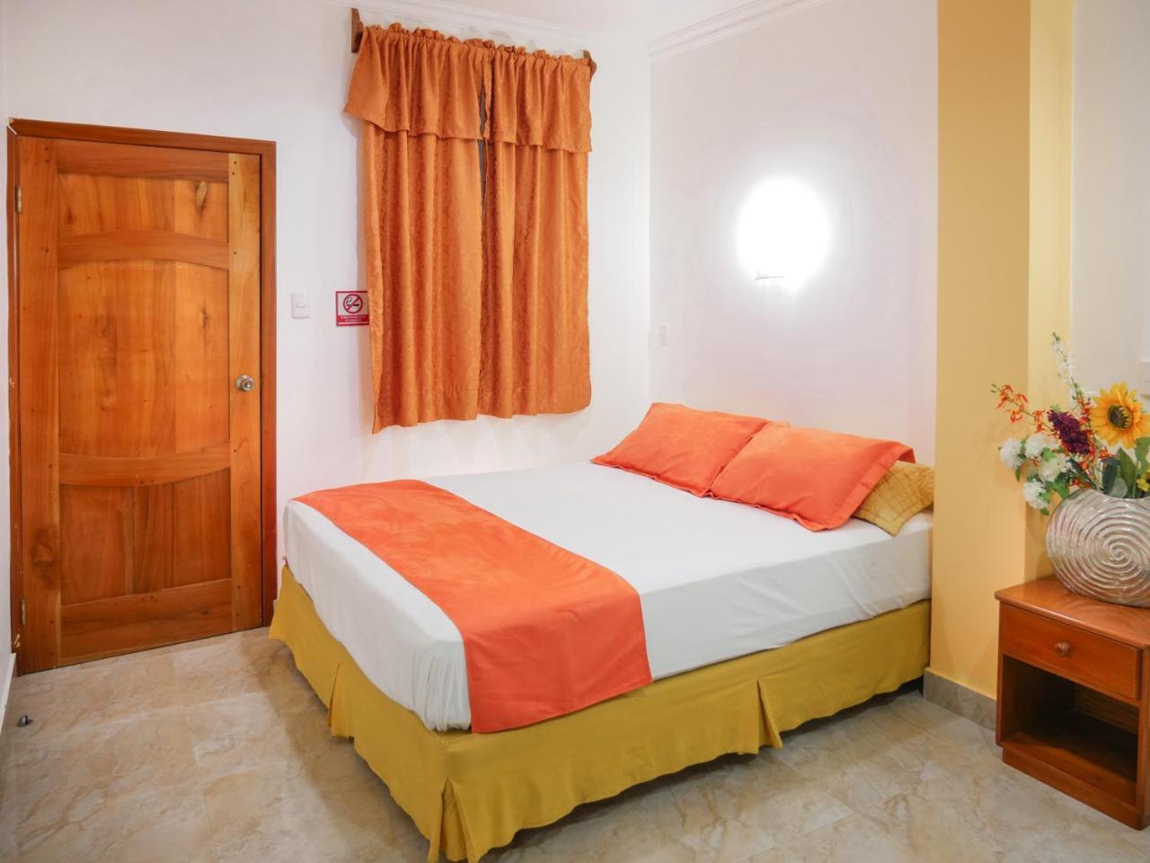 Hostal Espana Puerto Ayora  Buitenkant foto
